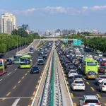 Užsienio automobilių kompanijos investuoja į technologijas, kad išliktų Kinijos rinkoje
